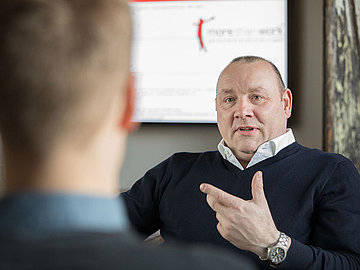 Foto von Josef Eiting in Gesprächssituation
